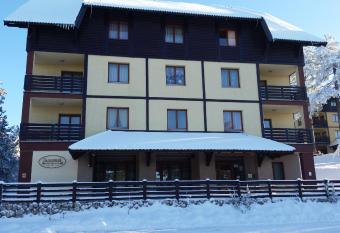 Sme  taj Popovi   has Smoking rooms