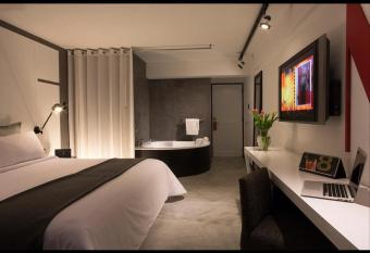 BTH Hotel     Boutique Concept has rooms with a private hot tub