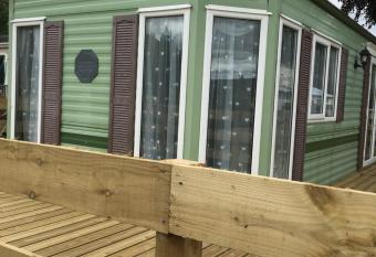 8 glenfinart park has Balcony rooms