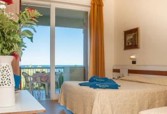 Hotel Atlantic has rooms with a private hot tub