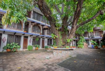 Hotel Misi  n y Spa allows 18 year olds to book a room