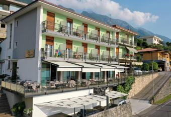 Albergo Villa Edera allows 18 year olds to book a room