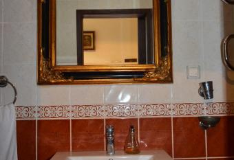 Cunda Zehra Teyzenin Evi has rooms with a private hot tub