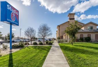 Studio 6 Bakersfield has Smoking rooms