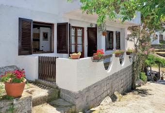 Appartamento vista mare allows 18 year olds to book a room