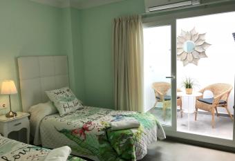 Pensi  n La Herradura allows 18 year olds to book a room