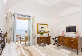 Villa Pietra Santa has Balcony rooms