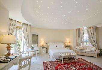 Sangiorgio Resort & Spa has rooms with a private hot tub