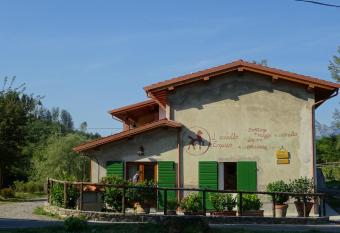 La Fattoria al Crocefisso has Smoking rooms
