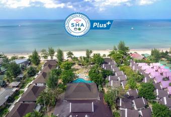 Southern Lanta Resort - SHA Extra Plus has rooms with a private hot tub