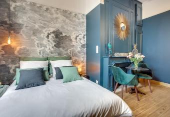 Le C  leste - Centre Historique - allows 18 year olds to book a room