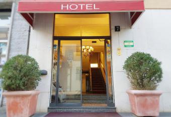 Hotel Boston allows 18 year olds to book a room