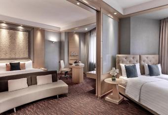 M Hotel Singapore City Centre has rooms with a private hot tub