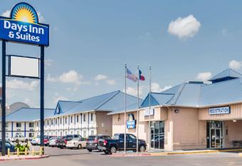 Days Inn & Suites by Wyndham Laredo has Smoking rooms