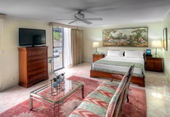 Dinah's Garden Hotel has rooms with a private hot tub