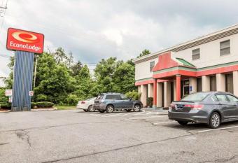 Econo Lodge Stewart International Airport has Balcony rooms