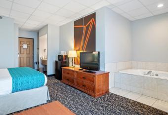 Elevation Inn & Suites, Trademark Collection by Wyndham has rooms with a private hot tub