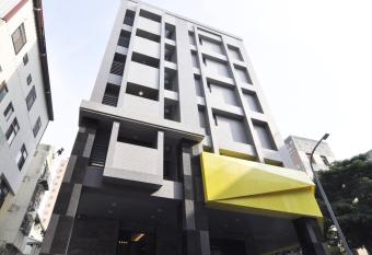       25      Fengjia 25 Hotel allows 18 year olds to book a room