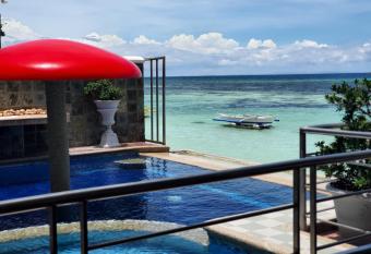 L & M Hearthstones Lodge has Balcony rooms