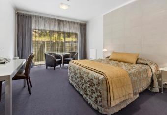 Amethyst Court Motor Lodge has rooms with a private hot tub