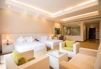 The Golden Crown Hotel has rooms with a private hot tub