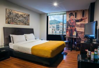 Hotel Santa Barbara Real allows 18 year olds to book a room