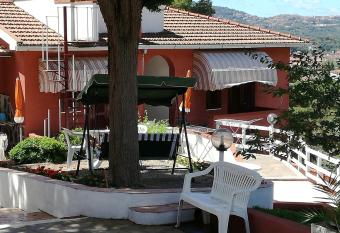 Residence Villa la Palmas allows 18 year olds to book a room