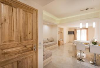 Perla Nera Suites has rooms with a private hot tub