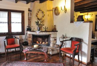 To Archontiko Guesthouse Villa has rooms with a private hot tub