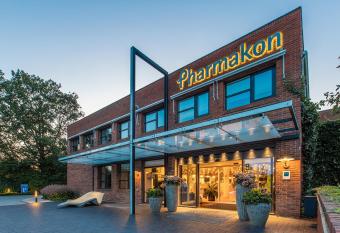 Pharmakon Hotel & Conferencecenter allows 18 year olds to book a room