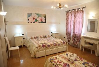    La Maison De Gabry has Balcony rooms