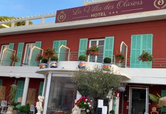 H  tel La Villa des Oliviers allows 18 year olds to book a room