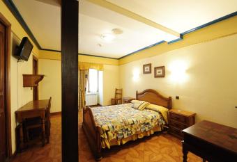 Hotel Rural Bereau has rooms with a private hot tub