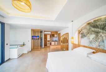 Drossia Residenza Boutique Hotel Malia has rooms with a private hot tub