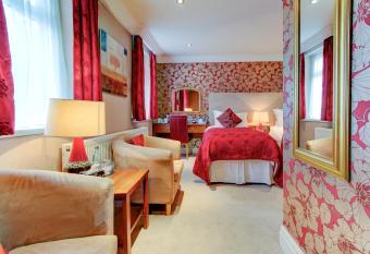 Number One South Beach has rooms with a private hot tub