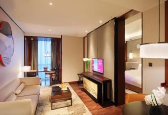 HUALUXE Wuxi Taihu, an IHG Hotel has rooms with a private hot tub