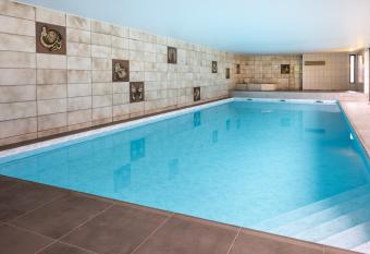 Logis Hostellerie Motel Au Bois Le Sire has Balcony rooms