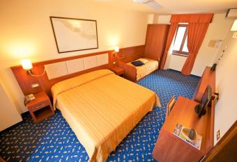 Hotel Benaco has rooms with a private hot tub