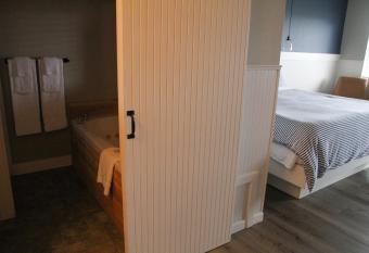 Boardwalk Cottages has Balcony rooms