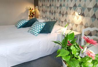 H  tel Picardia allows 18 year olds to book a room