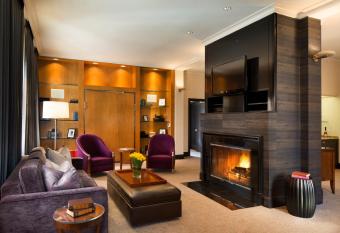 Hotel De Anza allows 18 year olds to book a room