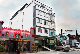 Hotel Chico Real allows 18 year olds to book a room