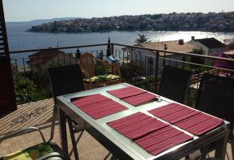 Apartment Gordan has Smoking/Balcony rooms