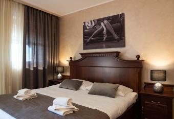 Doma  ija pri Damjanu has rooms with a private hot tub