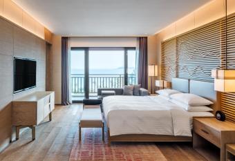 Shenzhen Marriott Hotel Golden Bay has rooms with a private hot tub