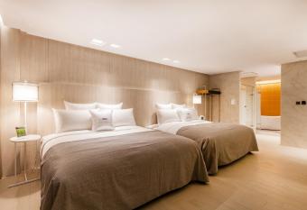 Six Star Motel-Taoyuan has rooms with a private hot tub