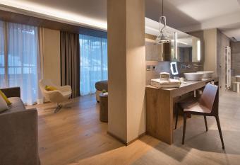 Hotel Baita Montana has rooms with a private hot tub