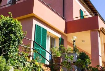 Hotel La Margherita allows 18 year olds to book a room