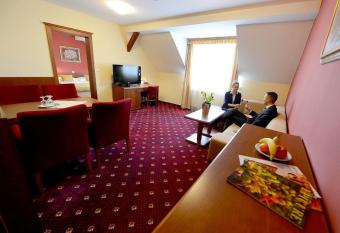 Hotel Tilia has rooms with a private hot tub