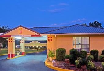 Super 8 by Wyndham Chipley has Smoking rooms